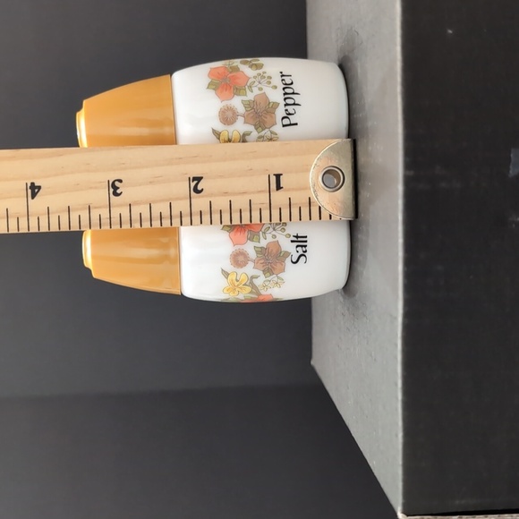 VGT, Mid-century Corelle Milk Glass Salt&Pepper Shakers,Meadow Pattern. - Picture 9 of 9